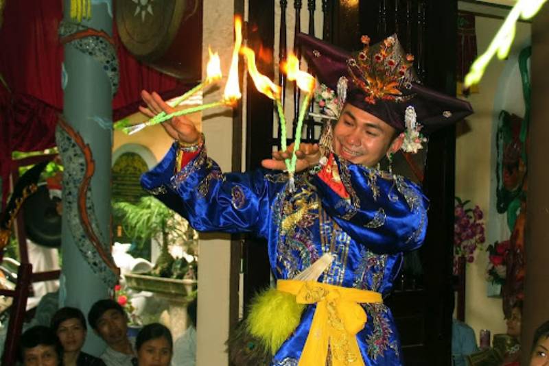 Bí Quyết Xin Số Thần Tài Ông Địa Siêu Hiệu Quả 2025 5 Lên đồng để xin số